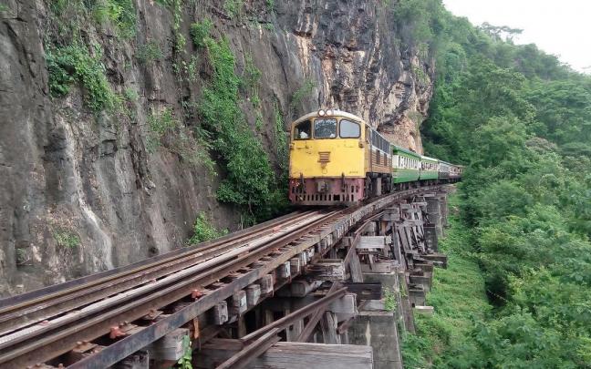 Un tren recorre una v&iacute;a en Kanchanaburi.