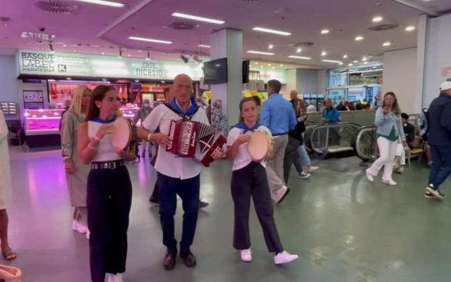 Donostia: Trikitilaris en el mercado San Martín