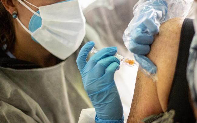 Una enfermera inyecta la vacuna contra la gripe a un paciente. Una enfermera inyecta la vacuna contra la gripe a un paciente.