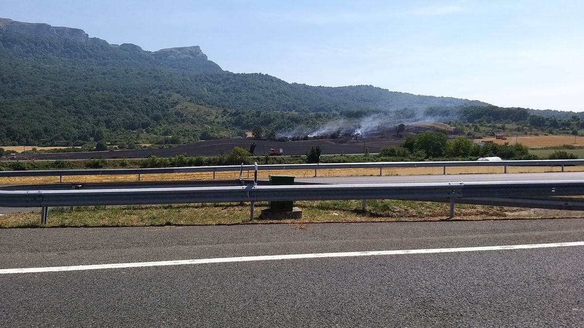 Imágenes de humo desde la autovía.