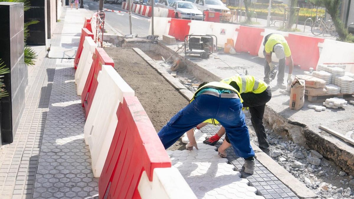 Obras en la calle Zubieta para invertir el sentido de la circulación, en la pasada primavera.