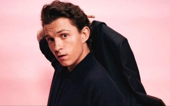 El actor Tom Holland en una de sus fotos para la campa&ntilde;a de Prada.