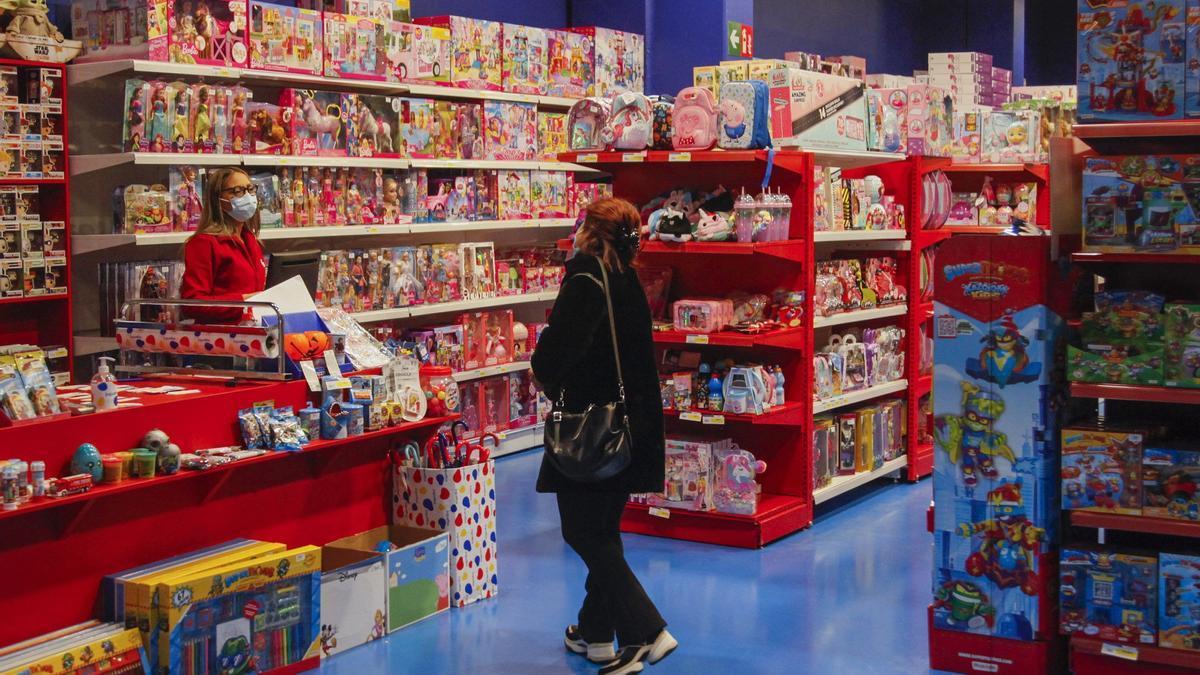 Clientes compran juguetes en un establecimiento durante las pasadas Navidades.