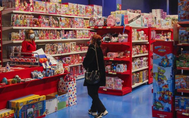 Clientes compran juguetes en un establecimiento durante las pasadas Navidades.