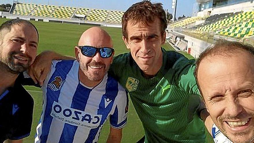 Óscar Parrondo y sus dos amigos, con Mikel González en las instalaciones del AEK Larnaca.