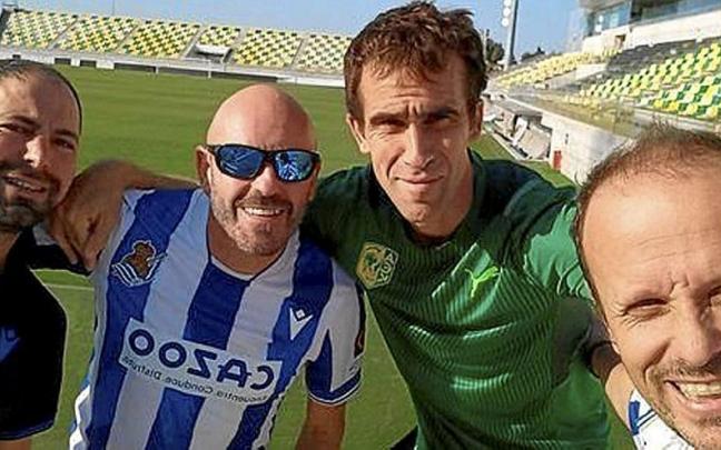 Óscar Parrondo y sus dos amigos, con Mikel González en las instalaciones del AEK Larnaca. Óscar Parrondo y sus dos amigos, con Mikel González en las instalaciones del AEK Larnaca.
