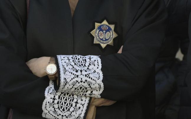 Detalle de la vestimenta en una concentración de letrados de la Administración de Justicia. Detalle de la vestimenta en una concentración de letrados de la Administración de Justicia.