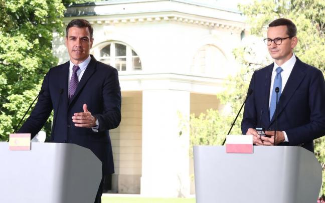 Pedro S&aacute;nchez junto al primer ministro de Polonia Mateusz Morawiecki.