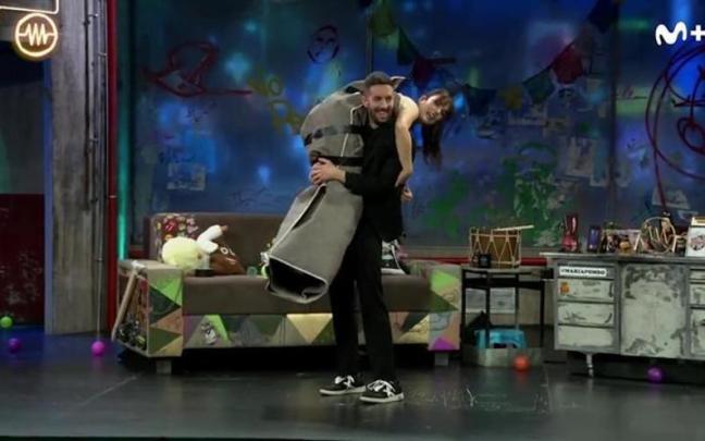 David Broncano y Adriana Ugarte durante el reto que protagonizaron en el programa. David Broncano y Adriana Ugarte durante el reto que protagonizaron en el programa.