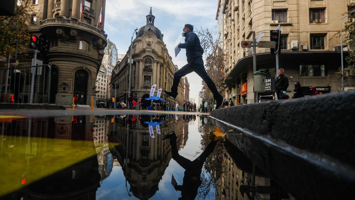 Una persona camina por las calles de Santiago de Chile, donde esos signos de ralentización económica son particularmente fuertes.