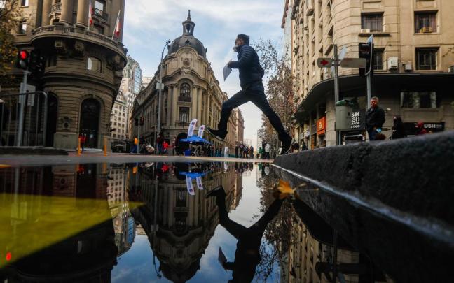 Una persona camina por las calles de Santiago de Chile, donde esos signos de ralentización económica son particularmente fuertes. Una persona camina por las calles de Santiago de Chile, donde esos signos de ralentización económica son particularmente fuertes.