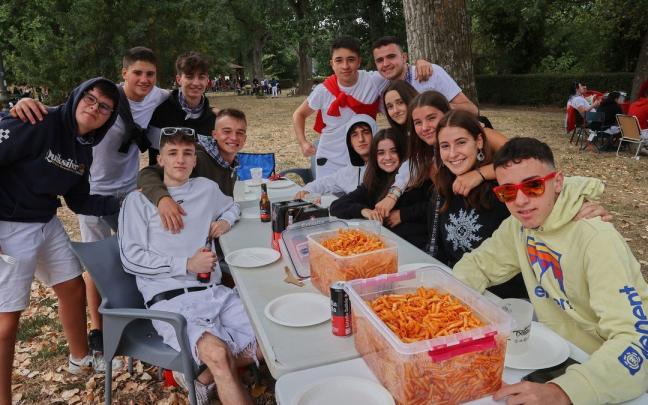 La cuadrilla Etxola celebra sus primeros calderetes en La Nogalera de Burlada.