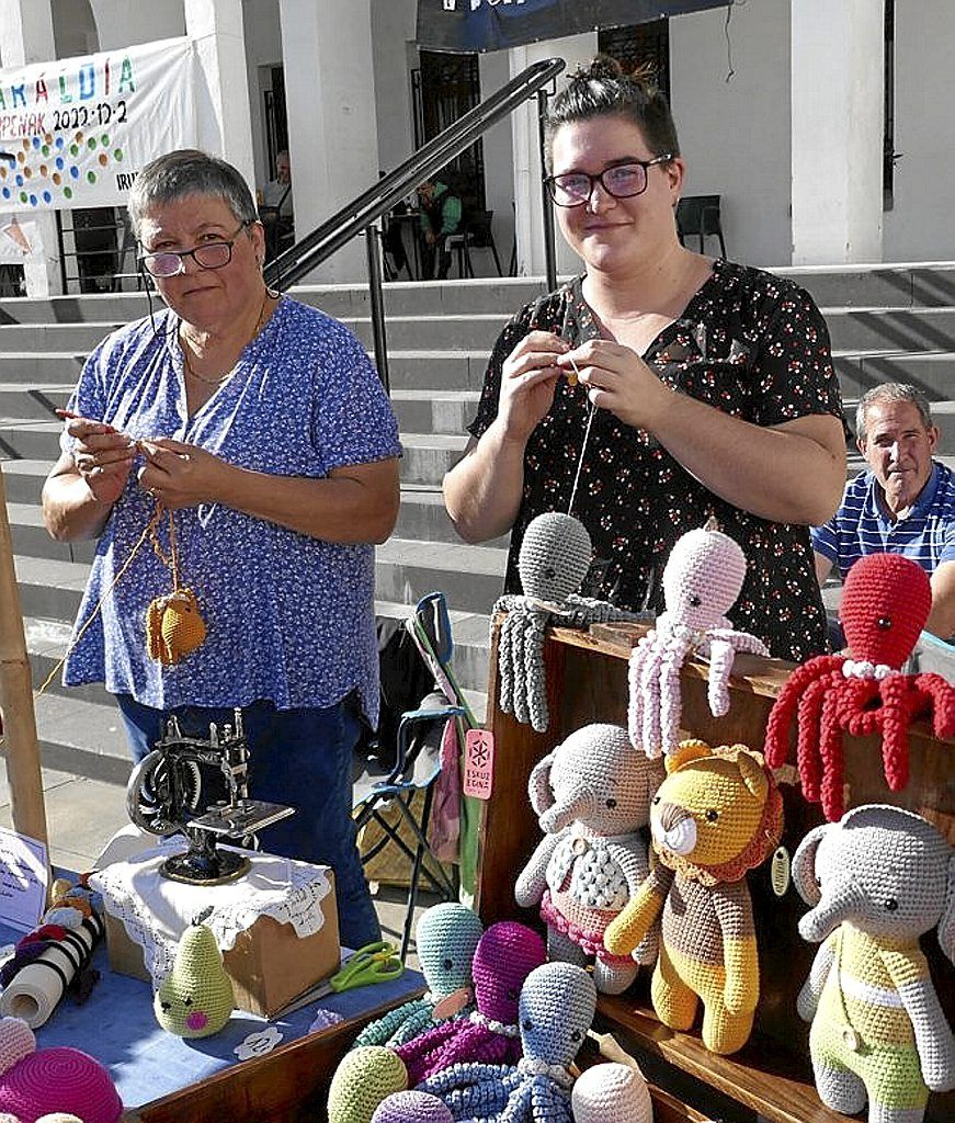Maixus Jauregi y su hija Maialen, artistas del ganchillo.