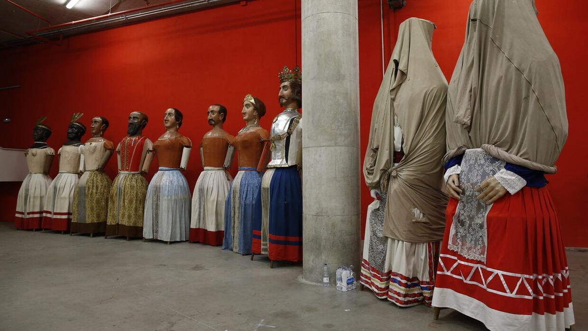 Los gigantes, con sus trajes incompletos, en su local de la estacion de autobuses.