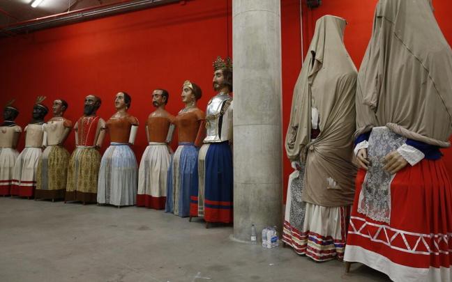 Los gigantes, con sus trajes incompletos, en su local de la estacion de autobuses. Los gigantes, con sus trajes incompletos, en su local de la estacion de autobuses.