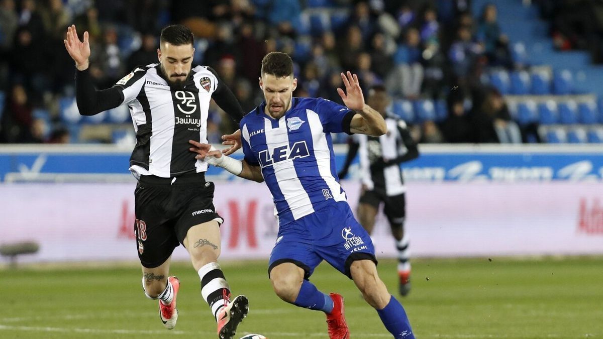 Erick Cabaco, a la izquierda, en un partido contra el Alavés.