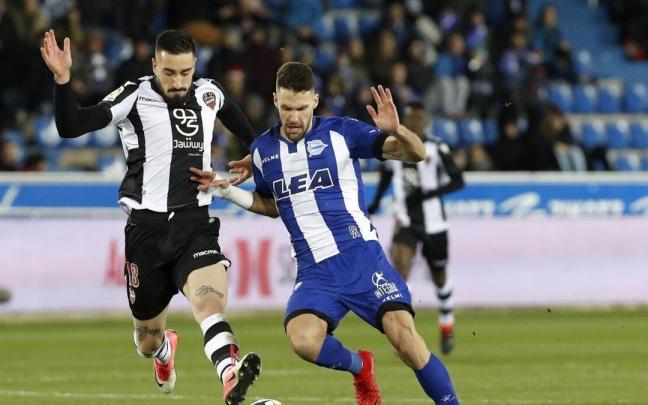 Erick Cabaco, a la izquierda, en un partido contra el Alav&eacute;s.