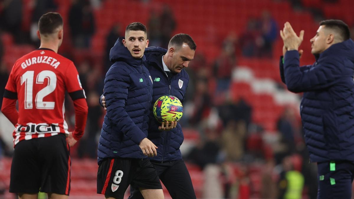 Sancet abandona el terreno de juego con el balón del partido tras marcar su segundo ‘hat-trick’ con el Athletic.
