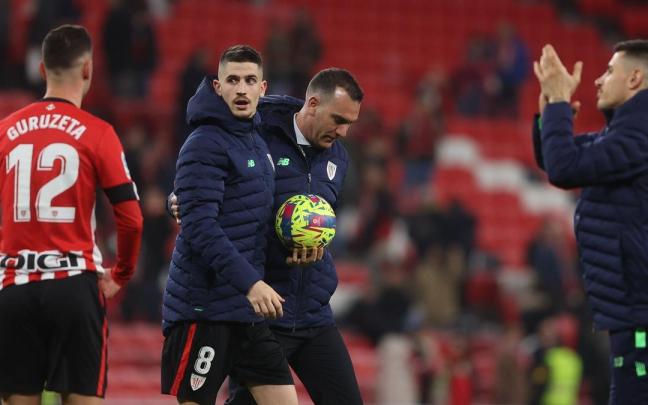 Sancet abandona el terreno de juego con el bal&oacute;n del partido tras marcar su segundo &lsquo;hat-trick&rsquo; con el Athletic.