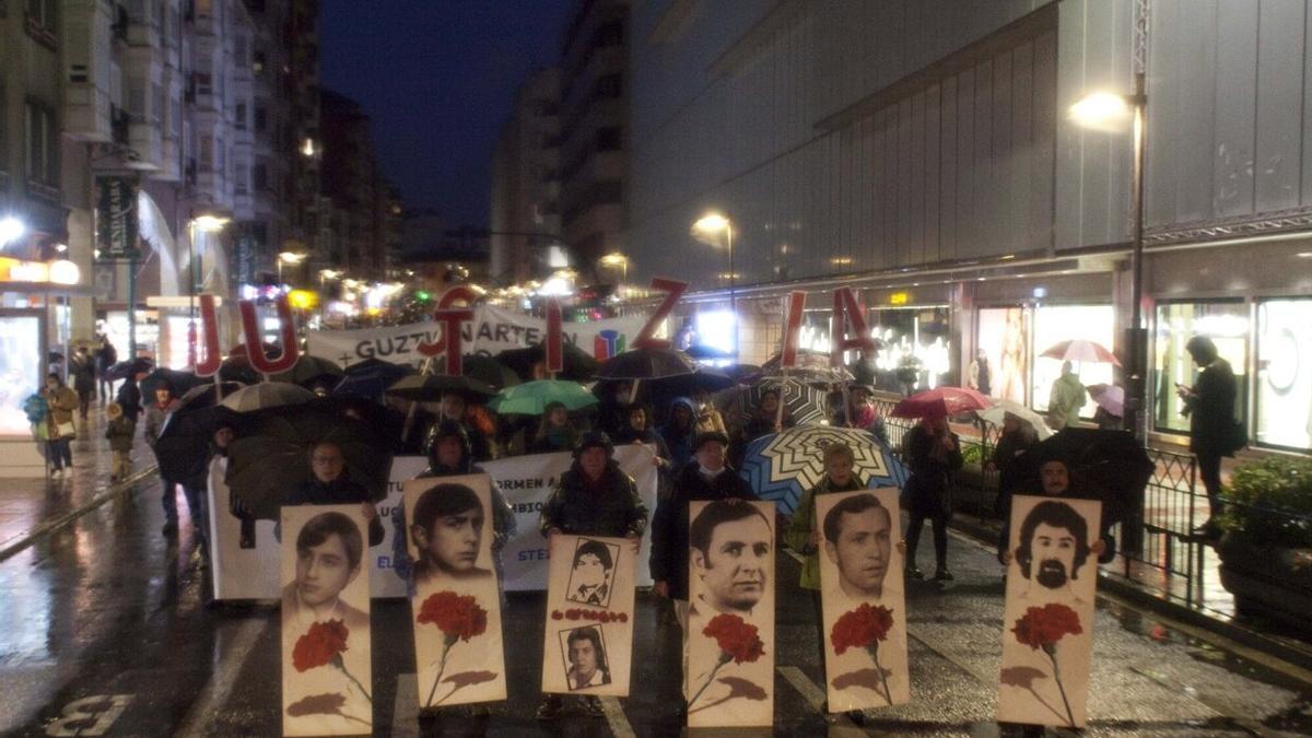 Manifestación con motivo del 3 de Marzo del pasado año en la calle La Paz de Gasteiz