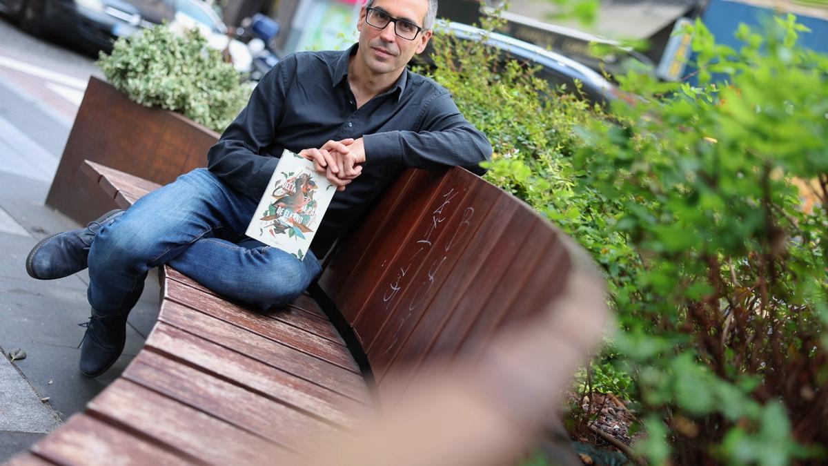 El periodista y viajero Ander Izagirre, retratado con su libro en Pamplona.