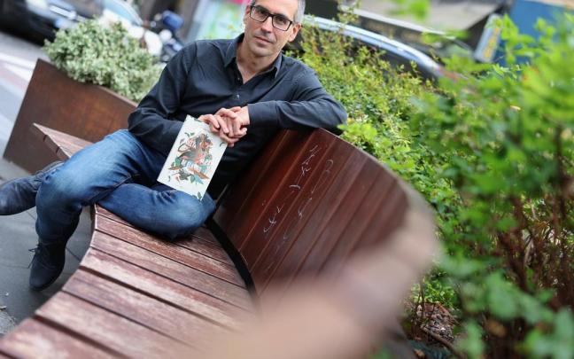 El periodista y viajero Ander Izagirre, retratado con su libro en Pamplona.