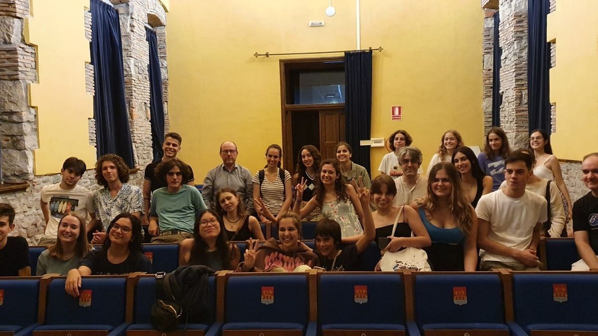 Los estudiantes, reunidos en la kultur etxea durante una de las clases magistrales.