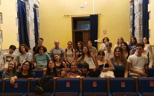 Los estudiantes, reunidos en la kultur etxea durante una de las clases magistrales.