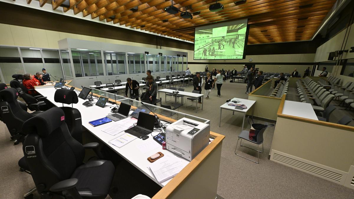 Vista de la sala de audiencias establecida para la audiencia preliminar del juicio por atentados terroristas de marzo de 2016 en el antiguo cuartel general de la OTAN en Bruselas.