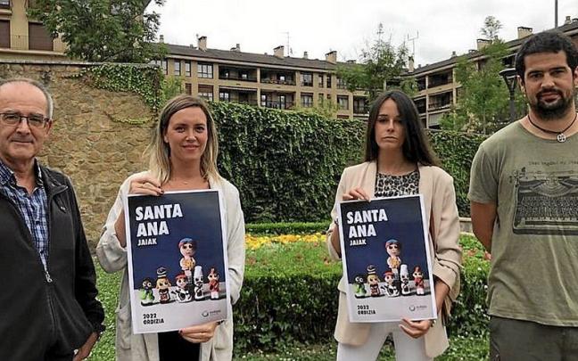 Laura Sanz, erdian eskuinaldean, kartelarekin. | ARGAZKIA: E.C.A.