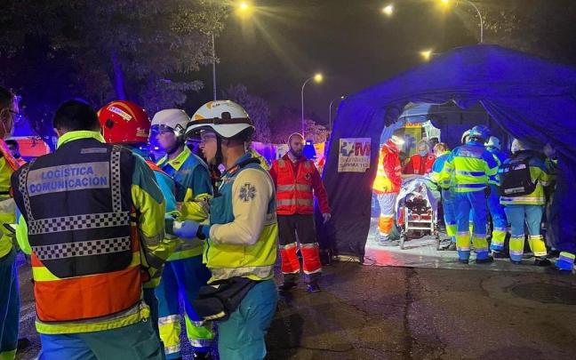 Los servicios de emergencia atienden a las víctimas del atropello múltiple. Los servicios de emergencia atienden a las víctimas del atropello múltiple.