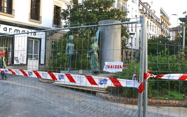 Plaza Sarriegi, con el monumento vallado para su traslado.