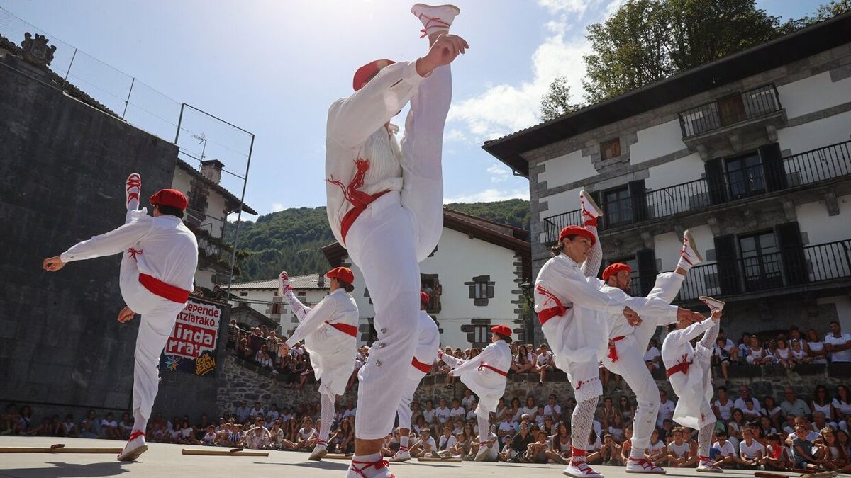 Los y las dantzaris en un momento de la Ezpata-dantza.