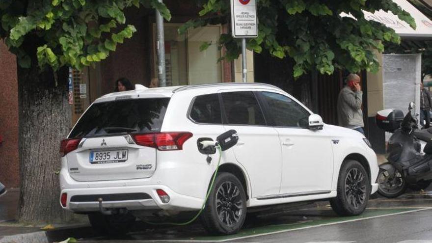 Coche eléctrico en plena recarga.