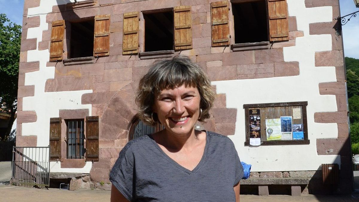 Nerea Iturriria Meoki posa en la plaza de Amaiur, delante de la Herriko Etxea de la localidad, donde está el albergue.