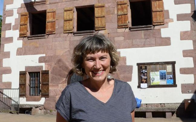 Nerea Iturriria Meoki posa en la plaza de Amaiur, delante de la Herriko Etxea de la localidad, donde está el albergue.