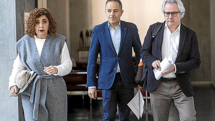 Yolanda Ibáñez y Juan Luís Sánchez de Munián, ambos de UPN, junto a Carlos Pérez-Nievas, de Ciudadanos, ayer en el Parlament o.