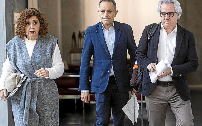 Yolanda Ibáñez y Juan Luís Sánchez de Munián, ambos de UPN, junto a Carlos Pérez-Nievas, de Ciudadanos, ayer en el Parlament o. Yolanda Ibáñez y Juan Luís Sánchez de Munián, ambos de UPN, junto a Carlos Pérez-Nievas, de Ciudadanos, ayer en el Parlament o.