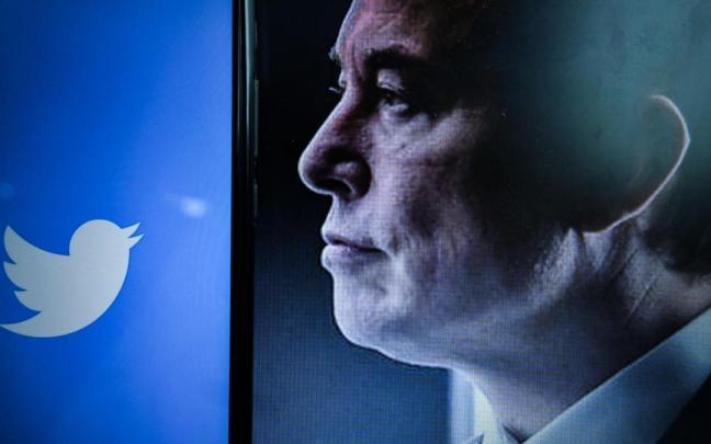 Logotipo de la red social Twitter en una pantalla de teléfono inteligente junto a un retrato del empresario Elon Musk. Logotipo de la red social Twitter en una pantalla de teléfono inteligente junto a un retrato del empresario Elon Musk.