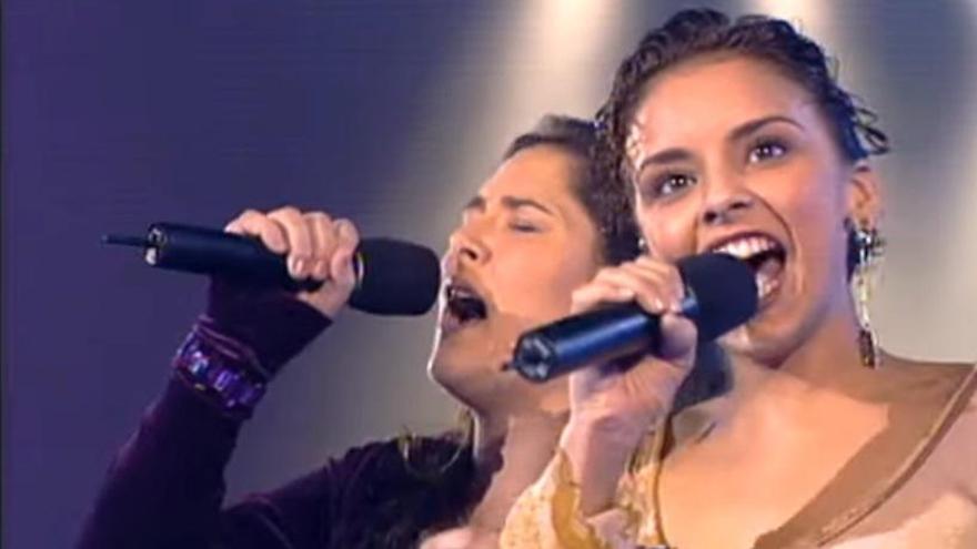 Rosa y Chenoa, cantando juntas en 'Operación Triunfo 1'.