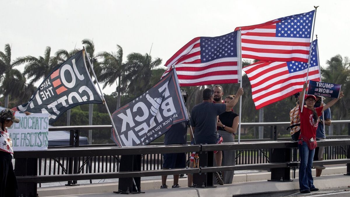 Simpatizantes de Donald Trump frente a su residencia Mar-a-Lago.