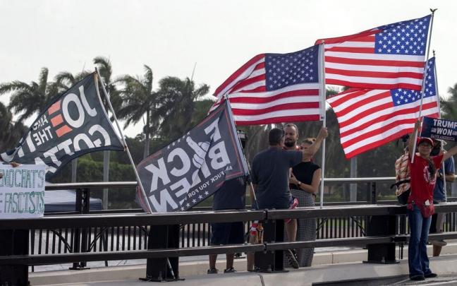 Simpatizantes de Donald Trump frente a su residencia Mar-a-Lago.
