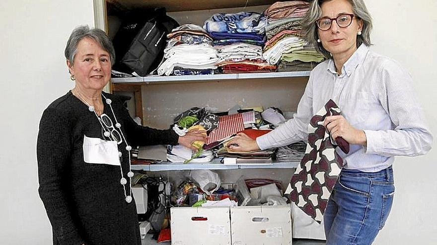 Madres participantes, ayer; abajo, las voluntarias Tina y Carmen.