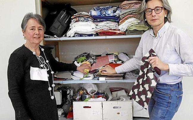 Madres participantes, ayer; abajo, las voluntarias Tina y Carmen. Madres participantes, ayer; abajo, las voluntarias Tina y Carmen.