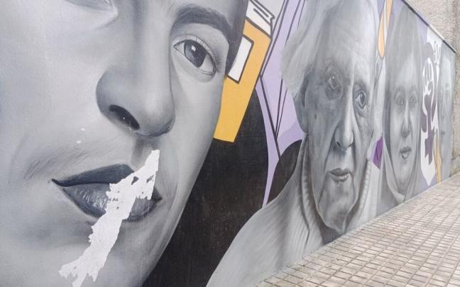 Aspecto de los daños sufridos por el mural en el rostro de Frida Kalho