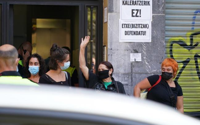 Movilización vecinal durante un desahucio ocurrido en septiembre de 2020 en Bilbao. Movilización vecinal durante un desahucio ocurrido en septiembre de 2020 en Bilbao.