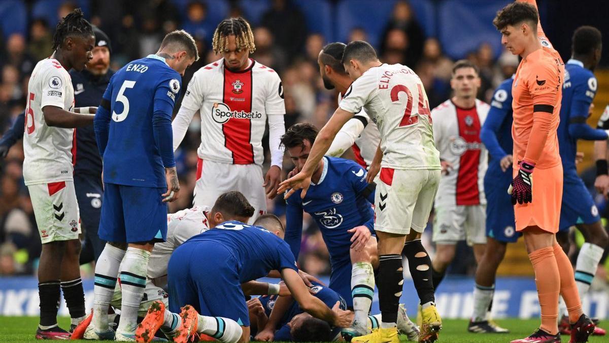Azpilicueta, tendido en el suelo tras la patada.