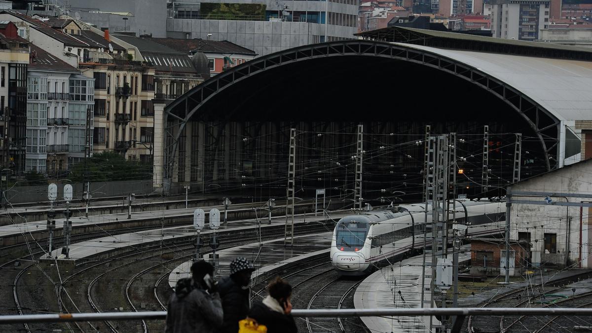 Vista de un tren Alvia entrando en la estación de Abando cuyo soterramiento se acometerá para la llegada del TAV a Bilbao