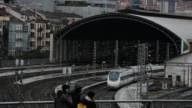 Vista de un tren Alvia entrando en la estación de Abando cuyo soterramiento se acometerá para la llegada del TAV a Bilbao Vista de un tren Alvia entrando en la estación de Abando cuyo soterramiento se acometerá para la llegada del TAV a Bilbao