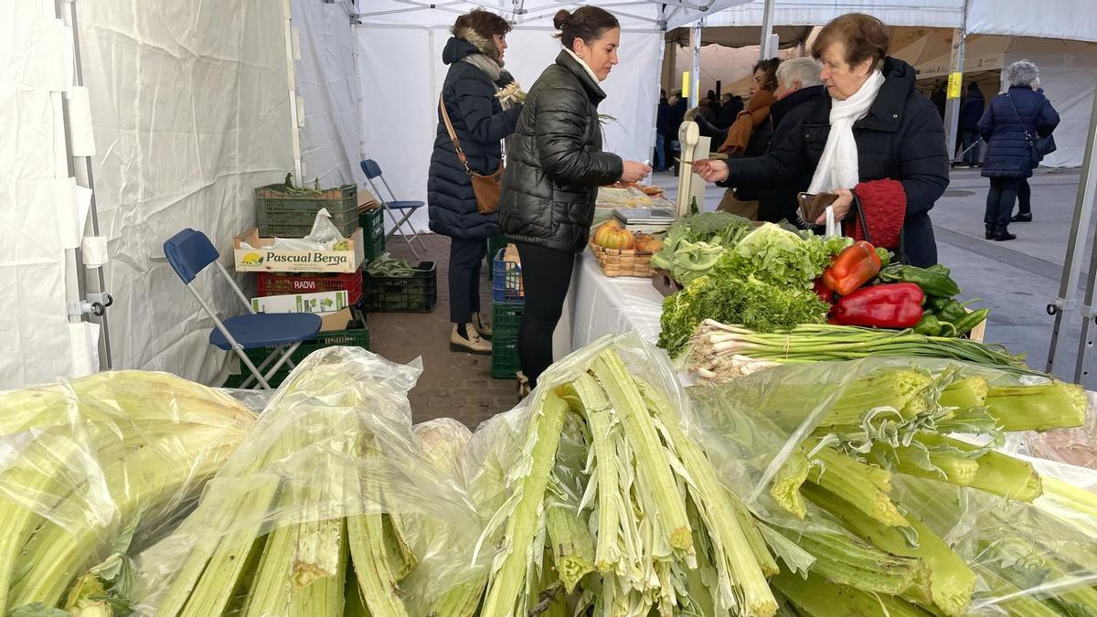 Uno de los puestos de venta de cardo y de verduras de invierno en la feria de este sábado